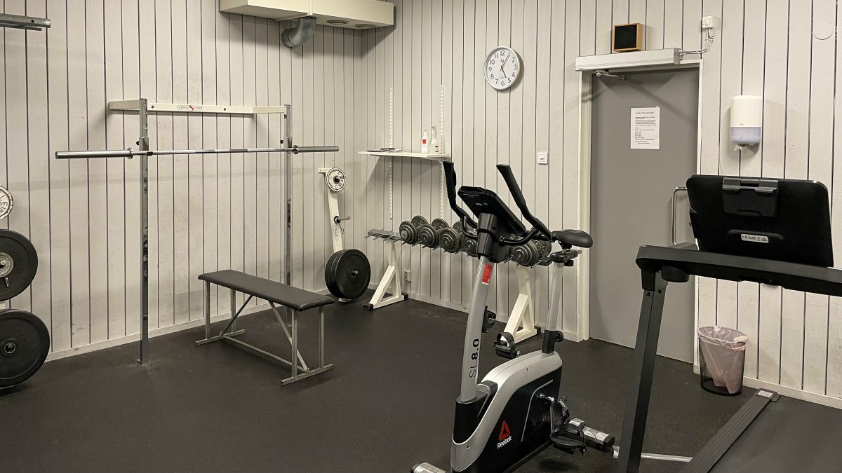 Hantlar och andra redskap i gymmet i Ätrans Idrottshall.
